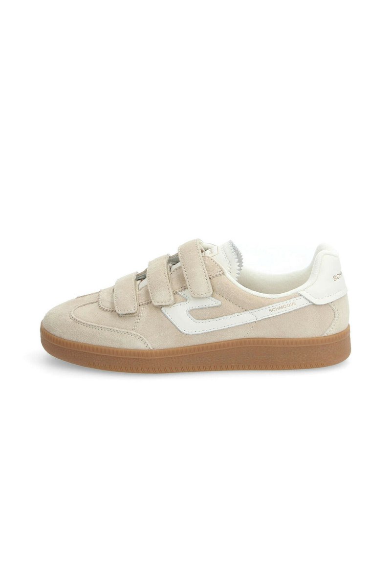 Baskets en daim beige avec trois sangles réglables, accents blancs et semelle en caoutchouc marron. Possède une pointe arrondie et une texture lisse.