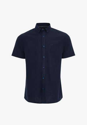 Camisa de manga corta azul marino con botones en tejido ligero. Cuenta con un bolsillo frontal y botones en contraste. Textura suave, diseño de cuello clásico.