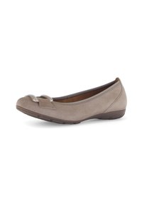 Ballerines en daim beige avec un accent de nœud et un détail métallique sur le bout. Dotées d'une semelle basse et flexible et d'un design à bout rond.