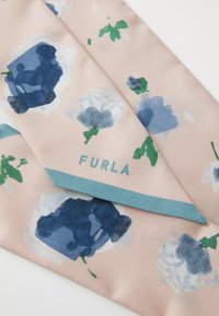 Furla huivikangas pehmeässä vaaleanpunaisessa värissä, jossa on tummansiniset ja vihreät kukkakuviot. Viimeistelty teal-värisellä reunalla ja brändin nimellä painettuna.