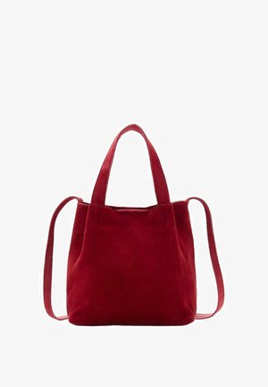 Rote Wildleder-Handtasche mit zwei kurzen Griffen und einem langen, verstellbaren Schulterriemen. Sie zeichnet sich durch ein einfaches, weiches Design mit einer strukturierten Form aus.
