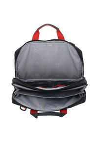 Mochila negra con acentos rojos, dos compartimentos y un interior gris con patrón. Cuenta con asas acolchadas y cierres con cremallera.