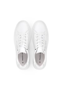 Białe sneakersy z gładką syntetyczną cholewką, okrągłym noskiem, wiązanym fasonem, minimalistycznym logo i wyściełanym kołnierzem dla wygody.