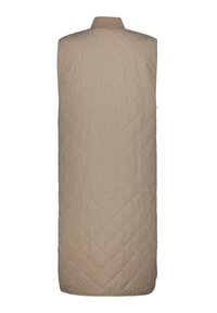 Gilet beige trapuntato con colletto alto, caratterizzato da una texture liscia e una silhouette allungata. Senza maniche e dal design semplice.