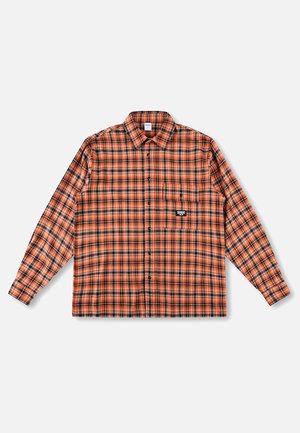 Camisa de cuadros naranja de manga larga, con botones, cuello y bolsillo en el pecho, extendida sobre un fondo claro.