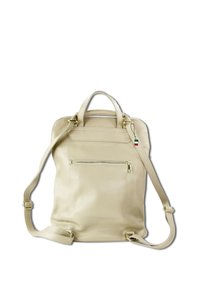 Sac à dos en cuir beige avec des poignées supérieures doubles, des bretelles réglables, une poche zippée à l'avant et des accents en métal doré.