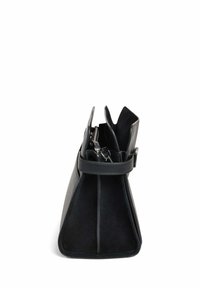 Borsa a mano in pelle nera con un design strutturato, dotata di chiusura con zip e due alette superiori appuntite; texture liscia con pannelli in camoscio a contrasto.