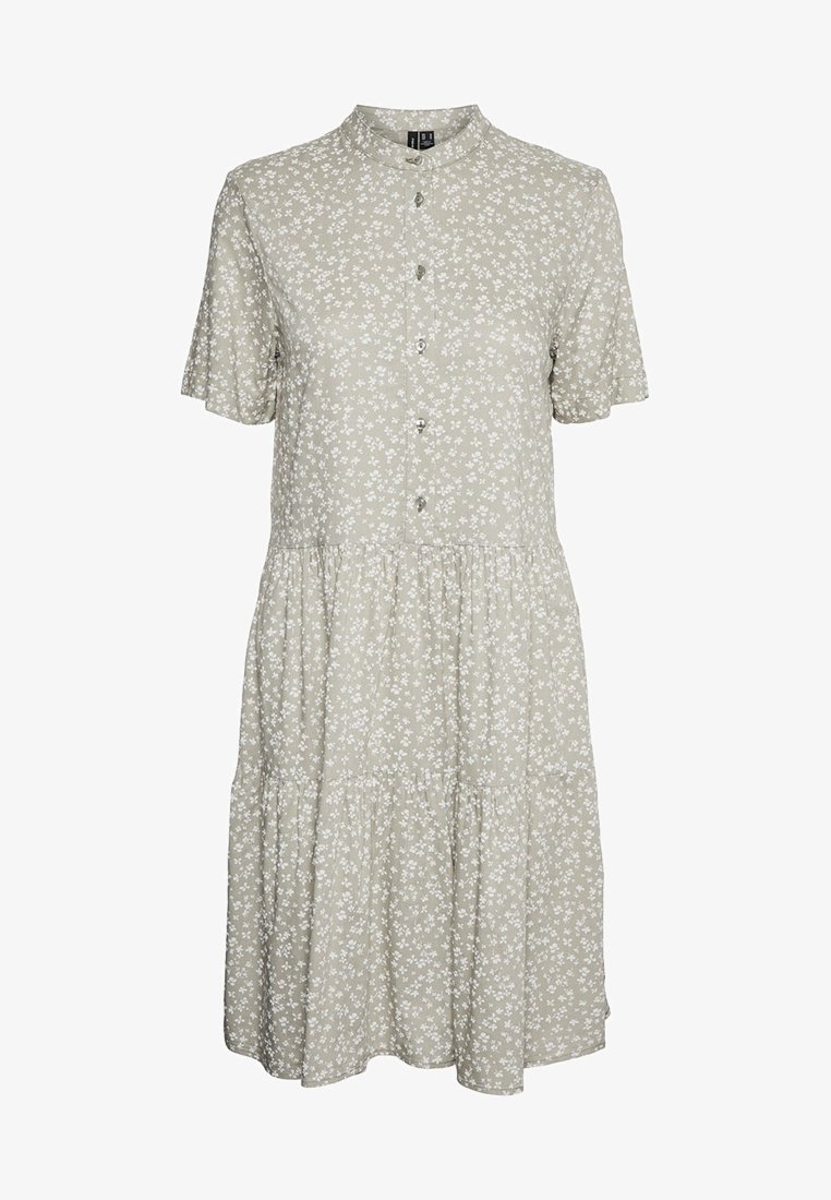 Robe gris clair à manches courtes avec petit motif floral blanc, boutonnée devant, taille froncée et jupe à volants.