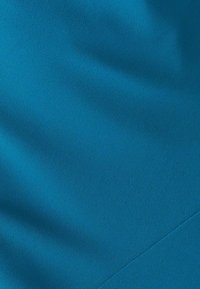 Tkanina v barvi modrozeleno z gladko, rahlo teksturirano površino, ki vsebuje subtilne barvne odtenke in diagonalen šiv.