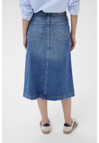 Denim midi-hame keskisinisena, suoralla leikkauksella, kahdella takataskulla ja kontrastivärisellä ompelulla helmassa. Yhdistetty kanvaistossuihin.