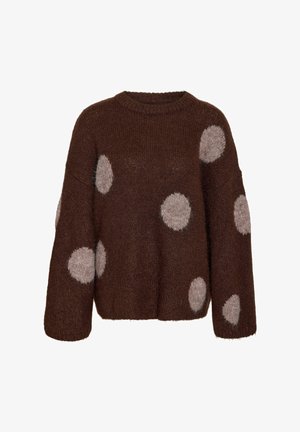 Brūns pūkains adīts džemperis ar lieliem gaiši pelēkiem punktiņiem izkaisītiem pa piedurknēm un ķermeni, ar apaļu kakla izgriezumu un garām piedurknēm.