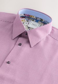 Camicia da uomo viola e bianca con motivo a fantasia, colletto interno floreale e fodera del colletto blu testurizzata, davanti con bottoni, piegata piatta.