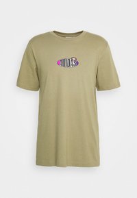 Unselected, orbit green