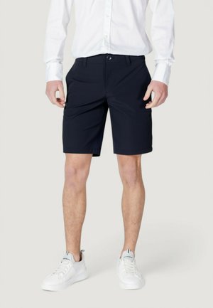 Pantaloni corti blu navy con una vestibilità classica, realizzati in tessuto leggero. Presentano una parte anteriore piatta, tasche laterali e dettagli di cucitura discreti.