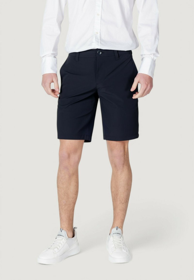 Pantaloni corti blu navy con una vestibilità classica, realizzati in tessuto leggero. Presentano una parte anteriore piatta, tasche laterali e dettagli di cucitura discreti.