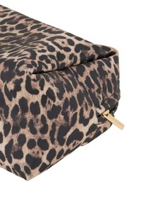 Tasche mit Leopardenmuster in Schwarz und Beige, Stoffmaterial, Reißverschluss mit goldfarbenen Beschlägen und einer weichen, strukturierten Form.