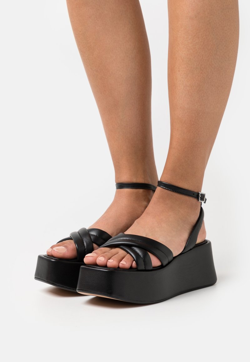 sandale dorée minelli