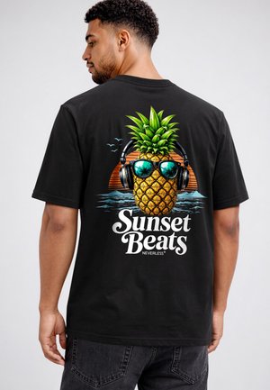 Neverless, HERREN T-SHIRT MIT BACKPRINT - SUNSET BEATS - OVERSIZED RELAXED - T-Shirt print - schwarz