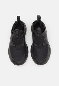 Schwarze Sneaker im Styl mit glattem Lederaußenmaterial und Mesh-Einsätzen, ausgestattet mit einem Klettverschluss für einen sicheren Sitz.