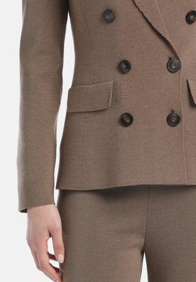 Bruine textuur dubbele blazer met zwarte knopen, voorzien van twee voorzakken en een getailleerde pasvorm, gecombineerd met bijpassende broek.