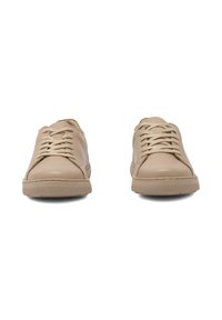 Beżowe skórzane sneakersy z okrągłym noskiem, teksturowaną powierzchnią, sześcioma otworami na sznurowadła, płaskimi sznurowadłami i gumową podeszwą; gładkie wykończenie i prosty design.