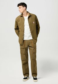 Wrangler LOOSE FIT ciemnozielony