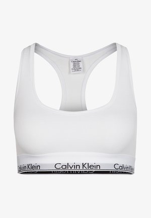 Vit bomull-bh med rund halsringning, racerback-design och en svart logoband i botten. Slät textur, minimalistisk stil.