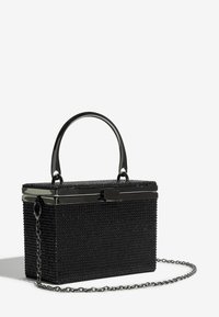 Černá obdélníková tvrdá kabelka s texturovaným povrchem, horním madlem, kovovým rámovým zapínáním a odnímatelným řetízkovým popruhem na bílém pozadí.