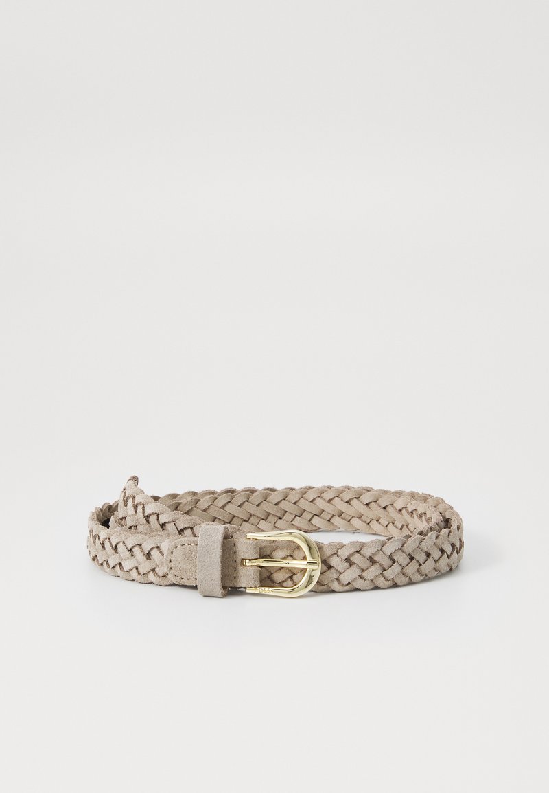 Cinturón de ante trenzado en beige claro con hebilla de metal dorado. Cuenta con una textura trenzada y un lazo de cuero para un ajuste seguro.