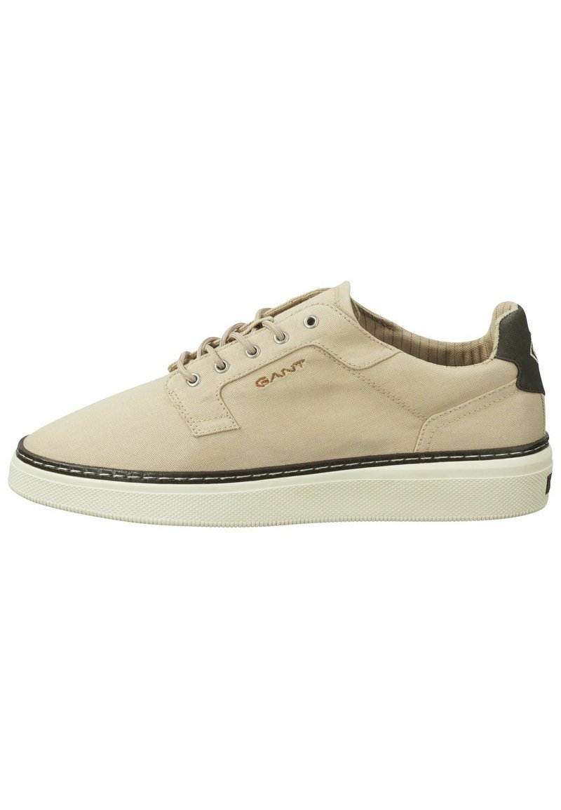 Beige Leinenschuhe mit grauem Fersenakzent, flachen Schnürsenkeln und weißer Gummisohle. Verfügt über dezente Nähte entlang der Sohle und einem Markenlogo.