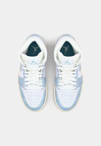 Jordan AIR JORDAN 1 MID SE - Sapatilhas de cano alto - white/worn blue/sail/light brown