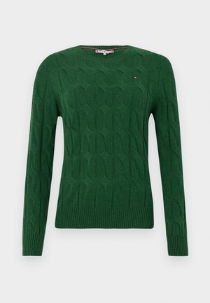 Maglione verde lavorato a maglia con motivo a treccia, scollatura a girocollo e polsini e orlo a coste. Il tessuto ha una texture liscia e una finitura uniforme.
