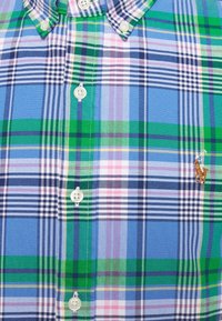 Kostkovaná košile s knoflíky v modré, zelené, růžové a bílé barvě, s bílými knoflíky a malým vyšitým logem polo hráče na hrudi.