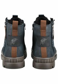 Stivali alla caviglia blu scuro con finitura in suede, fasce di accento marroni, zip laterali e suole in gomma texturizzata. Dettaglio del logo sul tallone.