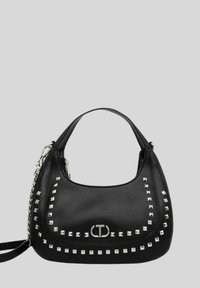 Borsa a tracolla in pelle sintetica nera con forma curvata, dettagli in metallo argentato e tracolla a catena. Presenta una placca con logo sul davanti.
