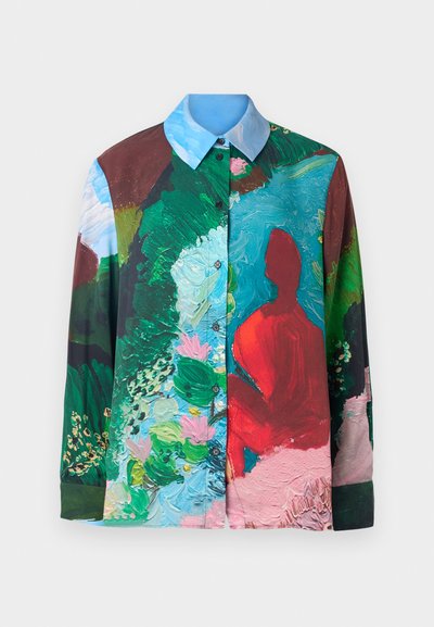 En langærmet skjorte med knapper lavet af stof, der har et farverigt malet design med grønne, blå, røde nuancer og forskellige blomster mønstre.