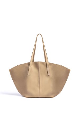 Bolso tote grande de cuero beige con dos largas correas para el hombro y una forma ancha y redondeada sobre un fondo blanco.