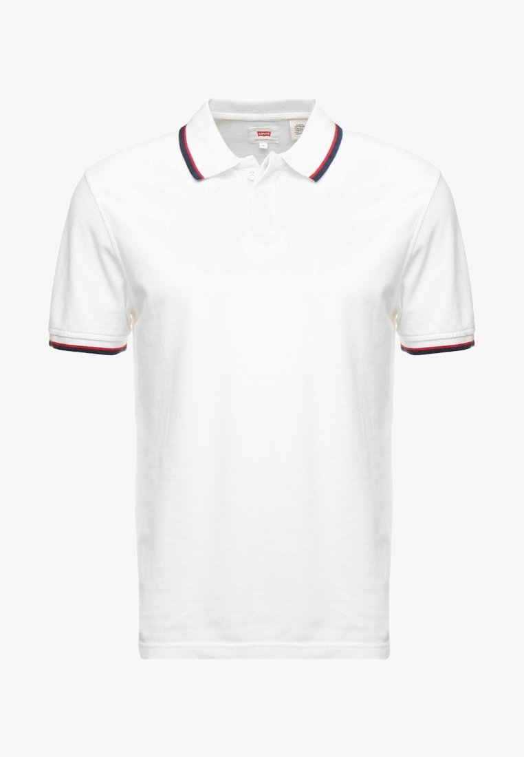 Polo blanc à manches courtes avec bordures rouges et bleu marine sur le col et les poignets, doté d’une patte de boutonnage à deux boutons et d’une étiquette Levi’s à l’intérieur du col.
