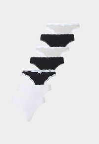 Πέντε γυναικεία εσώρουχα με δαντέλα σε εναλλασσόμενα μαύρα, λευκά και γκρι χρώματα, τοποθετημένα διαγώνια σε λευκό φόντο.