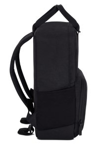Sac à dos noir de forme rectangulaire, fabriqué en tissu durable. Il est équipé de bretelles rembourrées, d'une poche latérale et d'un compartiment zippé.