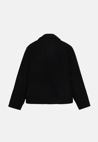 Giacca nera con colletto e maniche lunghe, realizzata in un materiale liscio. Presenta un design pulito e minimalista senza decorazioni visibili.