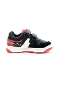 Zapatillas negras y rojas que combinan gamuza y piel, con correas de Velcro, detalles en blanco y una suela rosa a contraste.