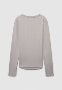 Jasnoszara bluzka z długim rękawem i okrągłym dekoltem, wykonana z prążkowanej tkaniny. Posiada prosty dół i luźny krój bez zapięć.