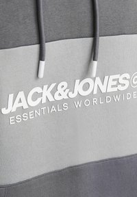 Grau und hellgrau farblich abgesetztes Sweatshirt mit Kapuze, featuring weißem "JACK & JONES"-Logo und Kordeln. Weicher Stoff.