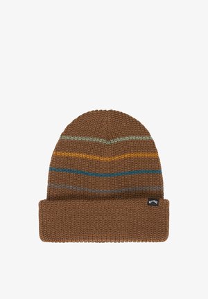 Bruine gebreide muts met omgeslagen rand en horizontale strepen in groen, geel, blauw en grijs, met een klein zwart merketiket.