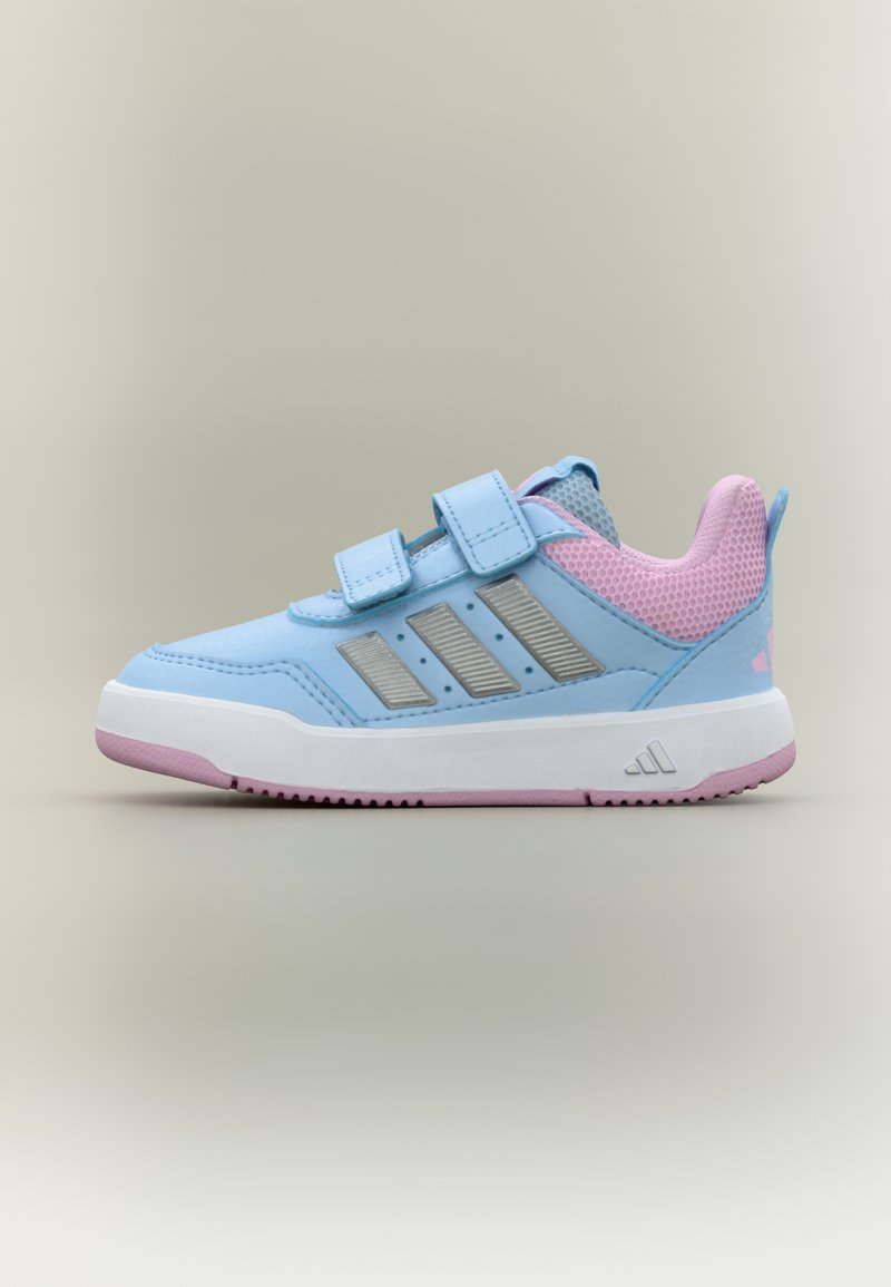 Αθλητικά παπούτσια ανοικτού γαλάζιου χρώματος με ροζ λεπτομέρειες, επάνω μέρος από δίχτυ, ιμάντες με αυτοκόλλητο και λευκή μεσαία σόλα. Διαθέτουν υφή στη σόλα από καουτσούκ.