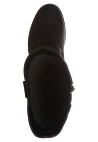 Bottine en daim noir avec une doublure en feutre doux, un bout arrondi et une fermeture éclair latérale pour un enfilage facile. Agrémentée d'une petite boucle décorative.