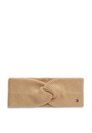 Strikket beige uld pandebånd med en snoet midte og et lille rektangulært logo mærke i rød, hvid og blå på den ene side.