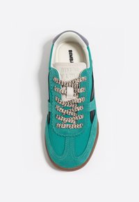 Zapatillas de deporte verde azulado, hechas de ante y tela, con cordones beige texturizados, suela de goma y un acento gris en el talón. Logo impreso en la lengüeta.