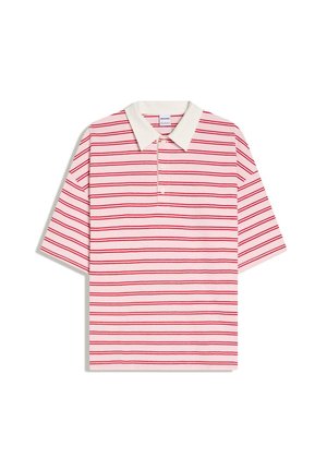 Tricou polo cu mâneci scurte, cu guler alb și dungi orizontale roșii pe un fundal roz deschis.